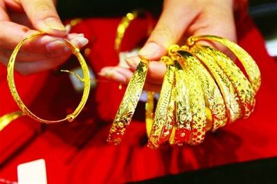 黃金珠寶行業(yè)冰火兩重天 明牌珠寶拼一年掙的錢不夠買條金鏈子？趨勢(shì)解析與金銀飾品出路